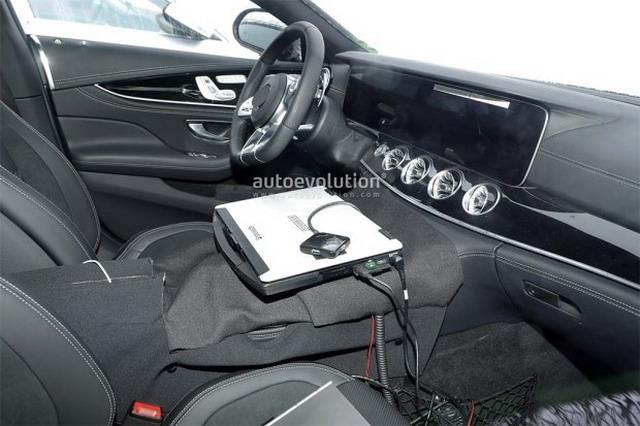 “轿跑”新标杆 AMG GT四门版预告图发布