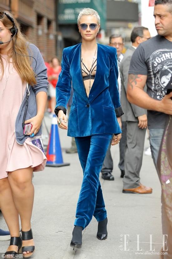 秋冬流行船坞蓝 肤白胜雪不是梦