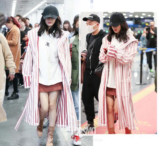 风衣：Balenciaga 2017早春度假系列卫衣：Vetements短靴：Stuart Weitzman