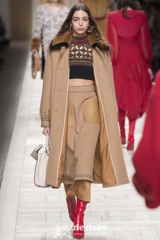 冬日百搭不仅是黑白配 还有高冷卡其mix热辣红