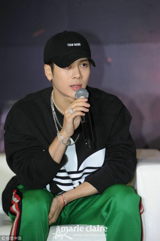 卫衣穿搭新感觉 看刘雯热巴杨洋亲身示范