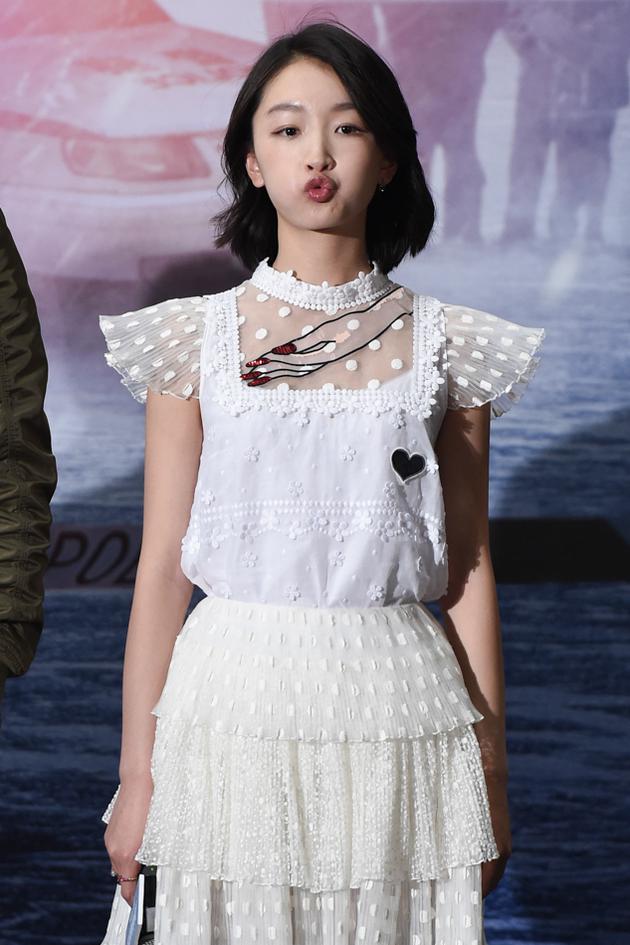 周冬雨示范白色蕾丝裙