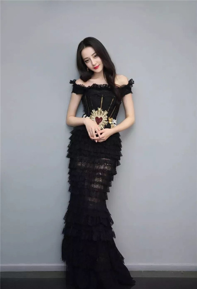 热巴是真爱黑色蕾丝裙