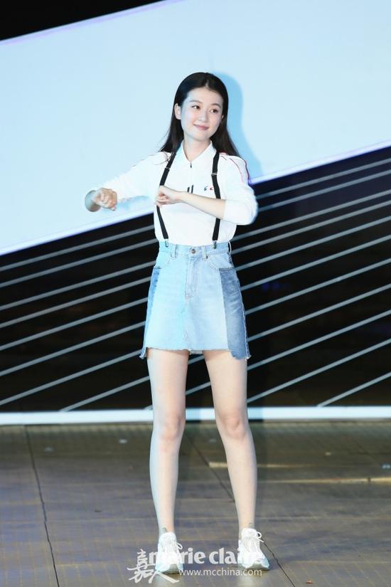 乔欣身穿鳄鱼图案刺绣的白色T恤,下穿色块拼接背带牛仔短裙,脚踩Nike白色球鞋。 乔欣身穿鳄鱼图案刺绣的白色T恤,下穿色块拼接背带牛仔短裙,脚踩Nike白色球鞋。