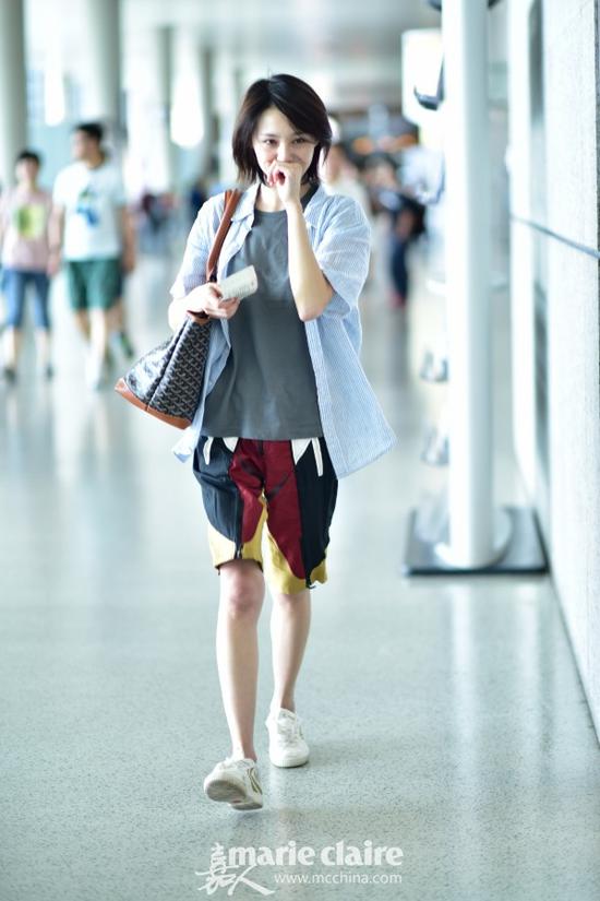 郑爽机场街拍。她身穿蓝白条纹短袖衬衫,内搭灰色T恤,肩背Goyard棕色老花印花托特包,下穿Louis Vuitton拼色短裤,脚踩飞跃牌球鞋。