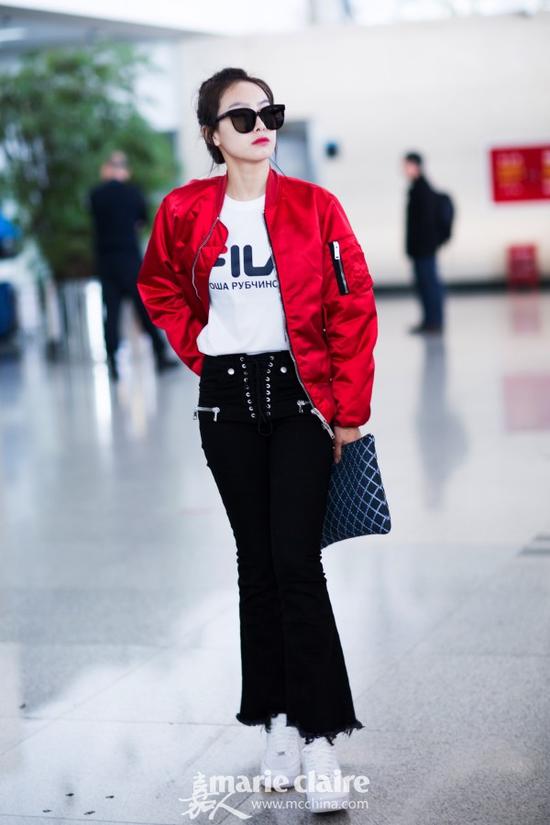 宋茜现身机场,她戴Gentle Monster墨镜,身穿红色Unravel飞行员夹克,内搭Fila字母白色T恤,下穿Unravel绑带磨边喇叭裤,脚踩白色球鞋,手拿Chanel牛仔蓝菱格手包。