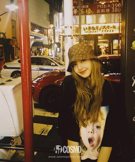 Lisa身着acme de la vie T恤