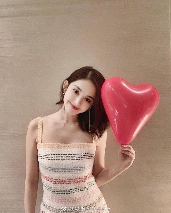 娜扎庆生身着CHANEL连衣裙