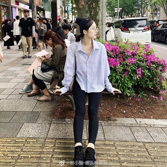 娜扎身着VETEMENTS衬衫