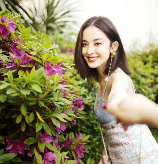 娜扎肩挎CHANEL包包