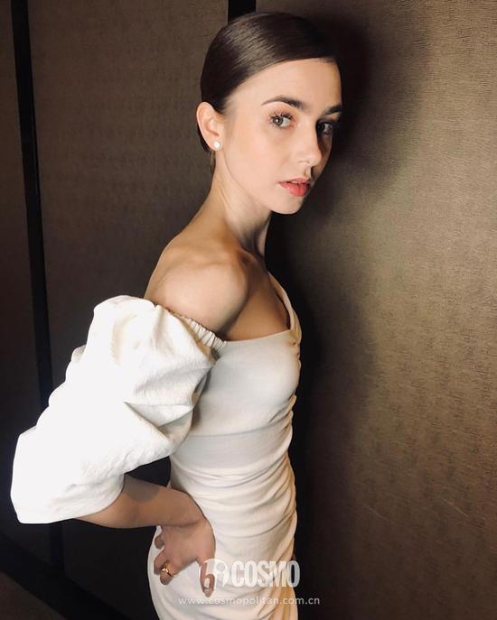 Lily Collins身着Ronny Kobo连衣裙