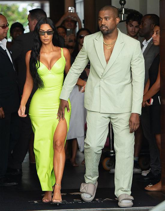 Kanye West在2018年夏天用Yeezy凉鞋配袜子 图片来源：New York Post