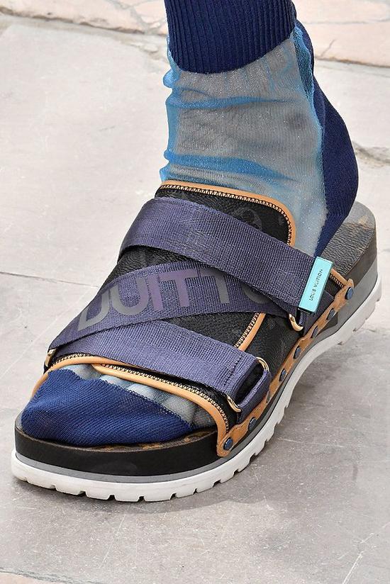 Louis Vuitton 2018春夏系列中凉鞋配袜子的造型