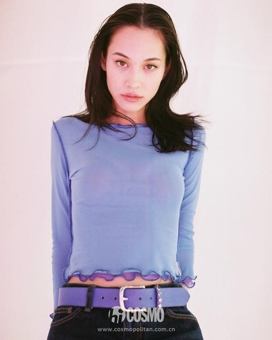 水原希子身着UNIF上衣