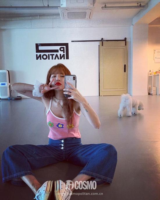 泫雅身着Urban Outfitters上衣