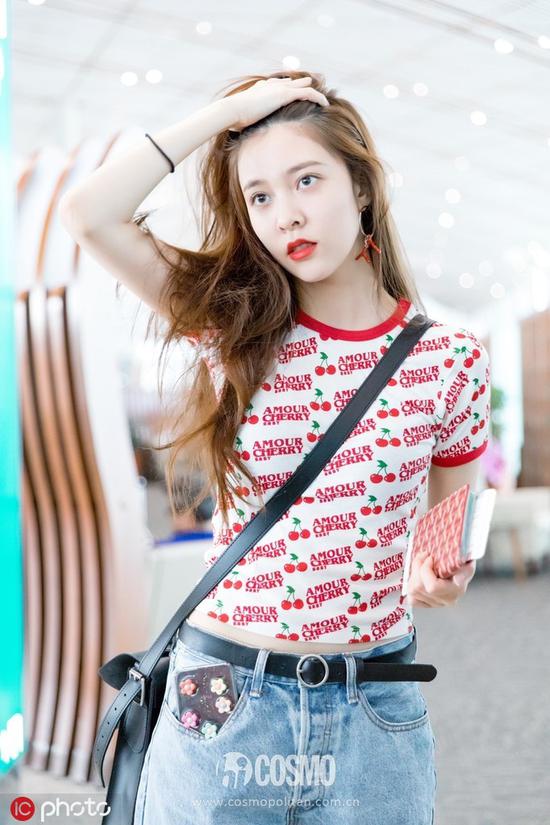 宋妍霏身着Urban Outfitters上衣