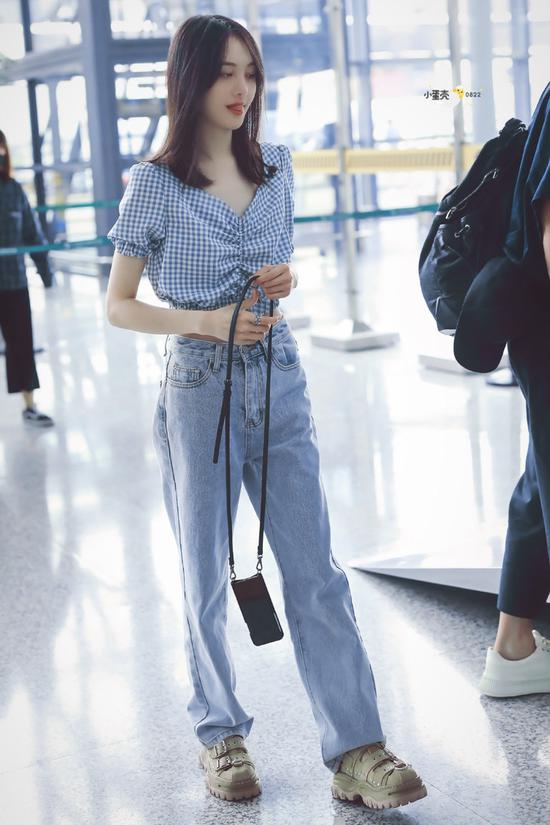 郑爽脚踩Eytys厚底鞋