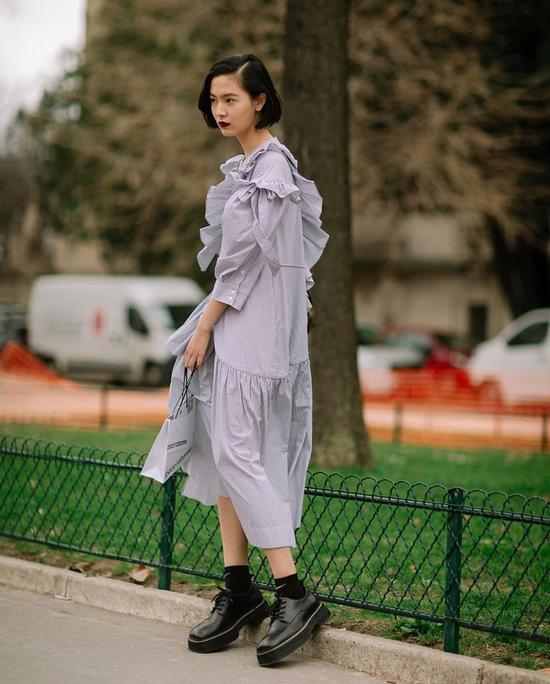 赵佳丽脚踩Eytys皮鞋