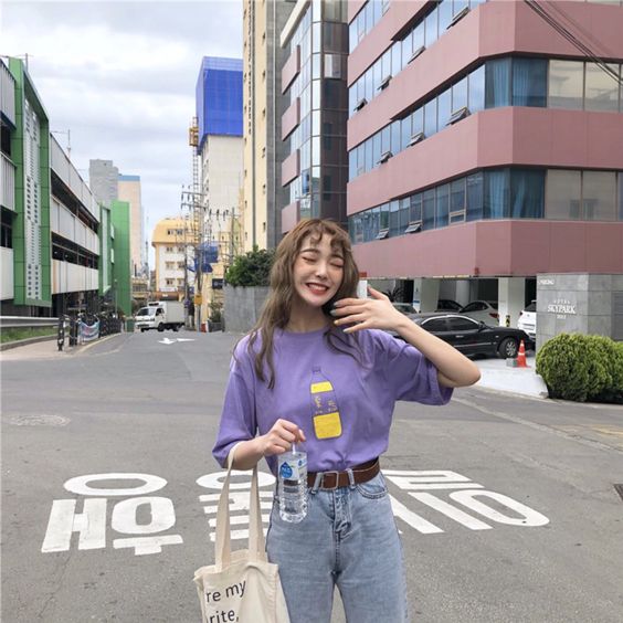 香芋紫T恤搭配牛仔裤